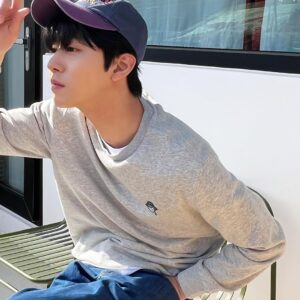 Ahn Hyo-seop Instagram - 봄이 왔네요🌻 #edition_sensibility