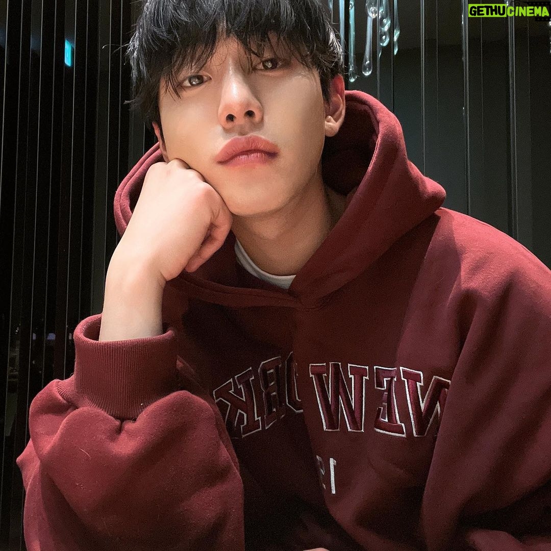 Ahn Hyo-seop Instagram - 오랜만이에요 :) 새해 복 많이 받으세요!