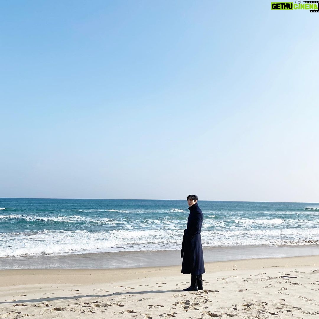Ahn Hyo-seop - 4.1 Million Likes - 사내맞선이 어제부로 막을 내렸습니다. 냉철하고 차갑던 태무가 하리를 만나 본인도 몰랐던 자기의 진짜 모습을 찾아갈 수 있었습니다. 비록 드라마는 끝이 났지만 둘의 행복은 이제부터 평생 이어져 나갈 거라고 믿습니다. 지금까지 사내맞선을 시청해 주셨던 모든 분들에게 정말 큰 감사를 드리고 싶습니다. 여러분이 계셨기에 저희가 존재할 수 있었습니다. 정말 감사합니다. 그리고 항상 웃음이 끊이지 않는 현장을 만들어주신 정말 '좋은 사람들'에게 감사하다고 전하고 싶습니다. 사내맞선을 통해 받은 모든 사랑은 제가 아닌 모든 분들의 진심 어린 노력과 애정을 통해 만들어진 거라고 생각합니다. 무엇보다 모든 순간이 정말 행복했습니다. 이 행복을 느끼게 해주신 모든 분들께 마지막으로 감사하다는 말 전하고 싶습니다.
I feel like I got more love than I deserve. It was all because of the dedication and hard work everyone put into this project. Thank you so much for all of your love and support. Although the drama ended, the story of Taemoo and Hari still goes on.