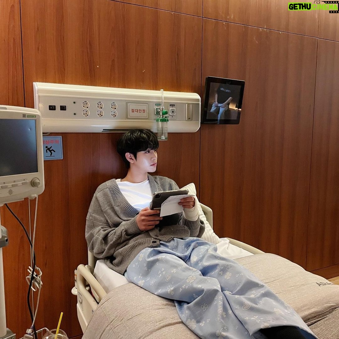 Ahn Hyo-seop - 4.1 Million Likes - 사내맞선이 어제부로 막을 내렸습니다. 냉철하고 차갑던 태무가 하리를 만나 본인도 몰랐던 자기의 진짜 모습을 찾아갈 수 있었습니다. 비록 드라마는 끝이 났지만 둘의 행복은 이제부터 평생 이어져 나갈 거라고 믿습니다. 지금까지 사내맞선을 시청해 주셨던 모든 분들에게 정말 큰 감사를 드리고 싶습니다. 여러분이 계셨기에 저희가 존재할 수 있었습니다. 정말 감사합니다. 그리고 항상 웃음이 끊이지 않는 현장을 만들어주신 정말 '좋은 사람들'에게 감사하다고 전하고 싶습니다. 사내맞선을 통해 받은 모든 사랑은 제가 아닌 모든 분들의 진심 어린 노력과 애정을 통해 만들어진 거라고 생각합니다. 무엇보다 모든 순간이 정말 행복했습니다. 이 행복을 느끼게 해주신 모든 분들께 마지막으로 감사하다는 말 전하고 싶습니다.
I feel like I got more love than I deserve. It was all because of the dedication and hard work everyone put into this project. Thank you so much for all of your love and support. Although the drama ended, the story of Taemoo and Hari still goes on.
