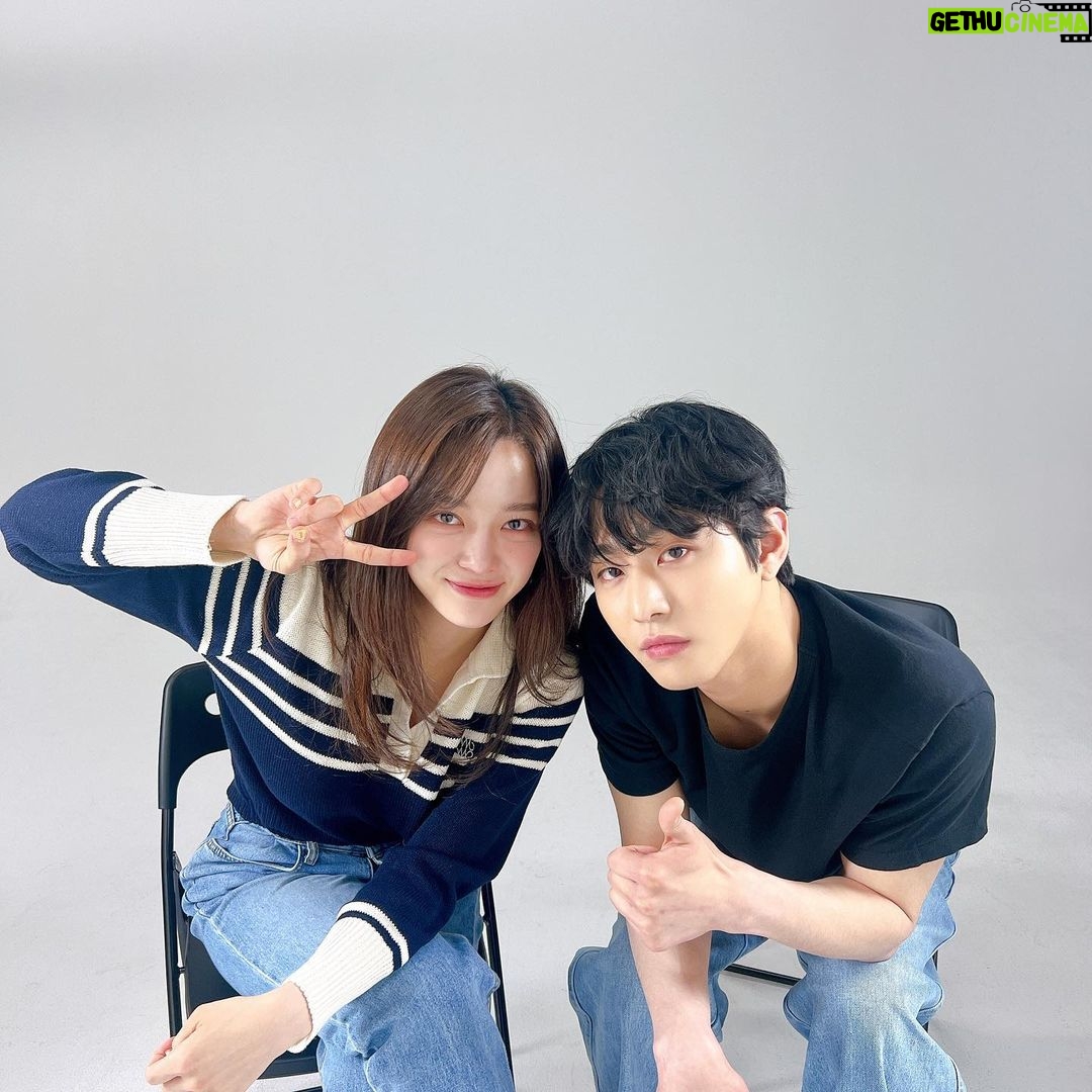 Ahn Hyo-seop - 4.1 Million Likes - 사내맞선이 어제부로 막을 내렸습니다. 냉철하고 차갑던 태무가 하리를 만나 본인도 몰랐던 자기의 진짜 모습을 찾아갈 수 있었습니다. 비록 드라마는 끝이 났지만 둘의 행복은 이제부터 평생 이어져 나갈 거라고 믿습니다. 지금까지 사내맞선을 시청해 주셨던 모든 분들에게 정말 큰 감사를 드리고 싶습니다. 여러분이 계셨기에 저희가 존재할 수 있었습니다. 정말 감사합니다. 그리고 항상 웃음이 끊이지 않는 현장을 만들어주신 정말 '좋은 사람들'에게 감사하다고 전하고 싶습니다. 사내맞선을 통해 받은 모든 사랑은 제가 아닌 모든 분들의 진심 어린 노력과 애정을 통해 만들어진 거라고 생각합니다. 무엇보다 모든 순간이 정말 행복했습니다. 이 행복을 느끼게 해주신 모든 분들께 마지막으로 감사하다는 말 전하고 싶습니다.
I feel like I got more love than I deserve. It was all because of the dedication and hard work everyone put into this project. Thank you so much for all of your love and support. Although the drama ended, the story of Taemoo and Hari still goes on.