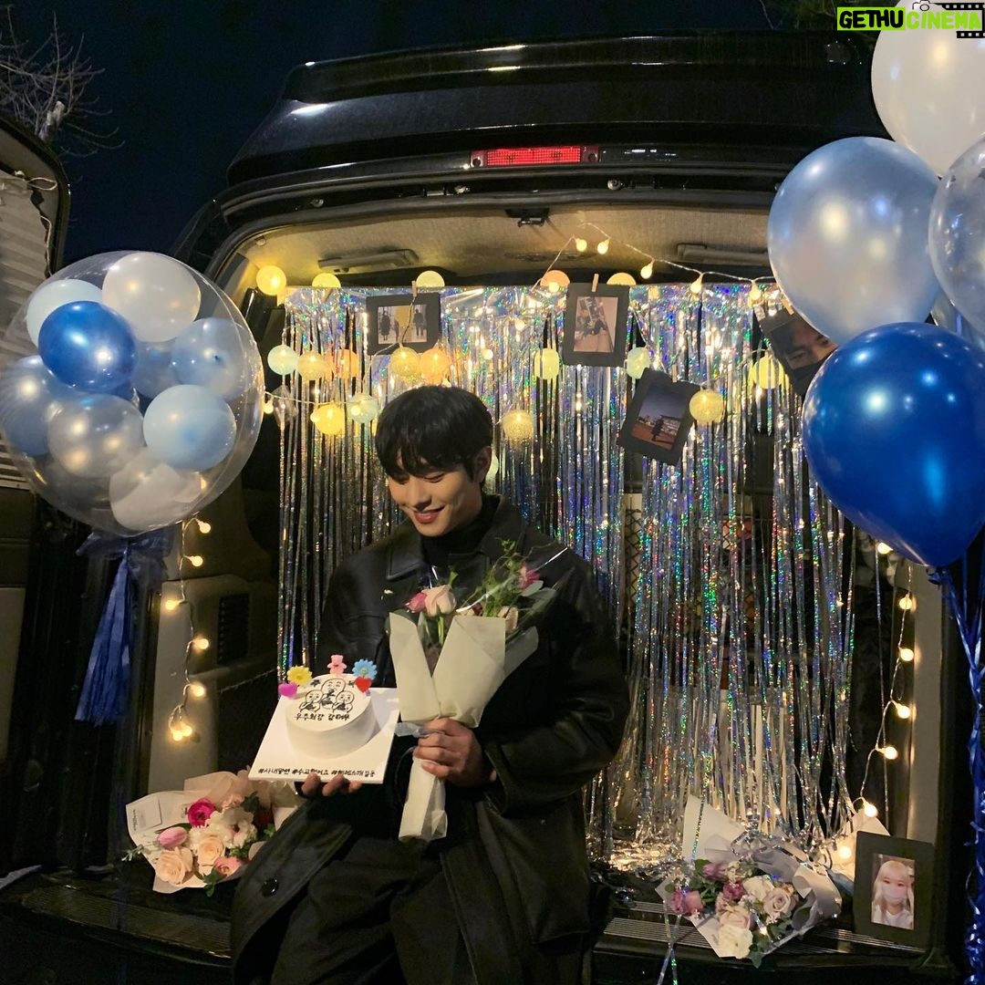 Ahn Hyo-seop - 4.1 Million Likes - 사내맞선이 어제부로 막을 내렸습니다. 냉철하고 차갑던 태무가 하리를 만나 본인도 몰랐던 자기의 진짜 모습을 찾아갈 수 있었습니다. 비록 드라마는 끝이 났지만 둘의 행복은 이제부터 평생 이어져 나갈 거라고 믿습니다. 지금까지 사내맞선을 시청해 주셨던 모든 분들에게 정말 큰 감사를 드리고 싶습니다. 여러분이 계셨기에 저희가 존재할 수 있었습니다. 정말 감사합니다. 그리고 항상 웃음이 끊이지 않는 현장을 만들어주신 정말 '좋은 사람들'에게 감사하다고 전하고 싶습니다. 사내맞선을 통해 받은 모든 사랑은 제가 아닌 모든 분들의 진심 어린 노력과 애정을 통해 만들어진 거라고 생각합니다. 무엇보다 모든 순간이 정말 행복했습니다. 이 행복을 느끼게 해주신 모든 분들께 마지막으로 감사하다는 말 전하고 싶습니다.
I feel like I got more love than I deserve. It was all because of the dedication and hard work everyone put into this project. Thank you so much for all of your love and support. Although the drama ended, the story of Taemoo and Hari still goes on.