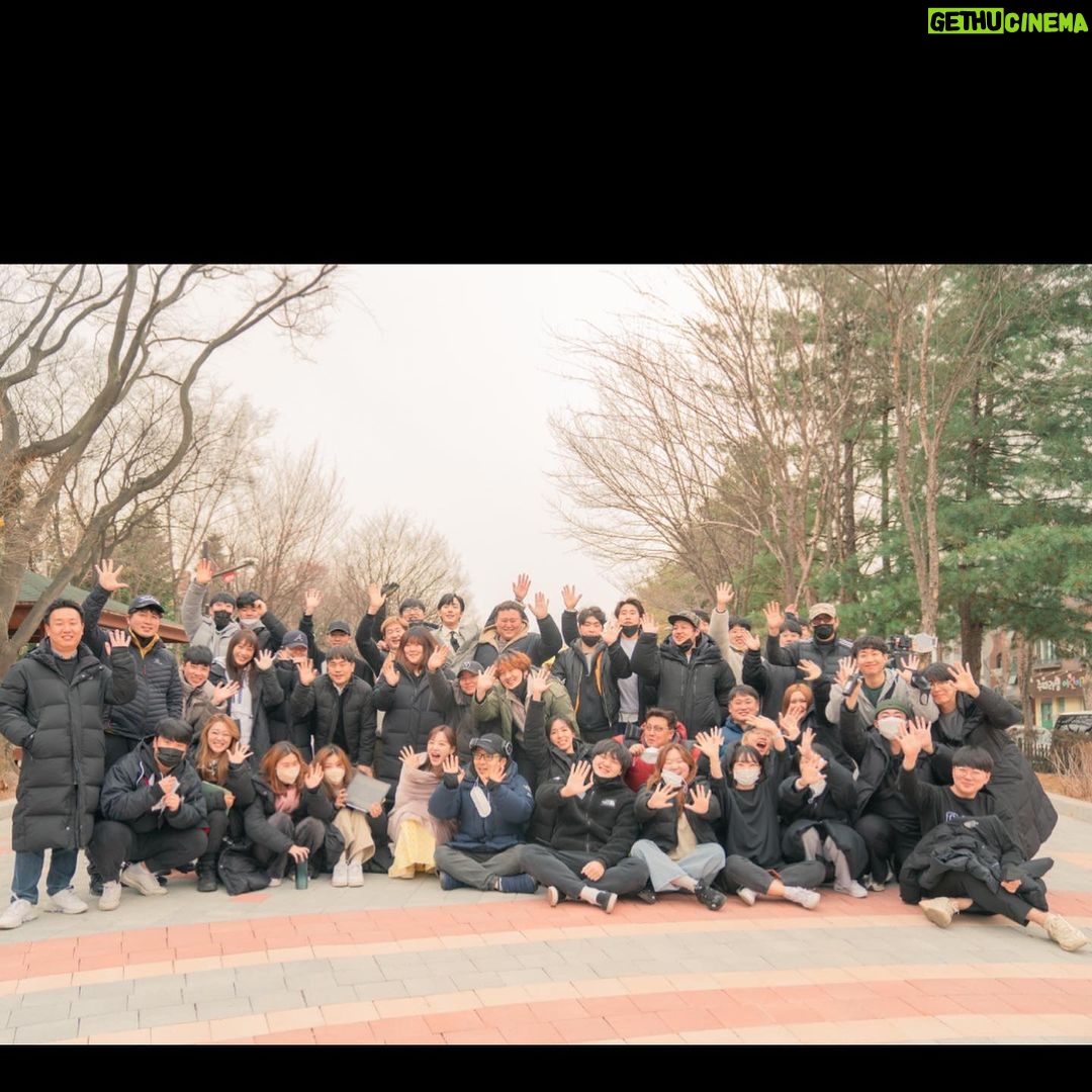 Ahn Hyo-seop - 4.1 Million Likes - 사내맞선이 어제부로 막을 내렸습니다. 냉철하고 차갑던 태무가 하리를 만나 본인도 몰랐던 자기의 진짜 모습을 찾아갈 수 있었습니다. 비록 드라마는 끝이 났지만 둘의 행복은 이제부터 평생 이어져 나갈 거라고 믿습니다. 지금까지 사내맞선을 시청해 주셨던 모든 분들에게 정말 큰 감사를 드리고 싶습니다. 여러분이 계셨기에 저희가 존재할 수 있었습니다. 정말 감사합니다. 그리고 항상 웃음이 끊이지 않는 현장을 만들어주신 정말 '좋은 사람들'에게 감사하다고 전하고 싶습니다. 사내맞선을 통해 받은 모든 사랑은 제가 아닌 모든 분들의 진심 어린 노력과 애정을 통해 만들어진 거라고 생각합니다. 무엇보다 모든 순간이 정말 행복했습니다. 이 행복을 느끼게 해주신 모든 분들께 마지막으로 감사하다는 말 전하고 싶습니다.
I feel like I got more love than I deserve. It was all because of the dedication and hard work everyone put into this project. Thank you so much for all of your love and support. Although the drama ended, the story of Taemoo and Hari still goes on.