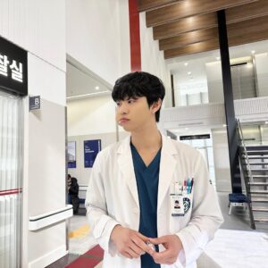 Ahn Hyo-seop Instagram - 오늘도 돌담으로 놀러오세요🏠🏥