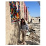 Aina Clotet Instagram - CAP INFANT SENSE JOGUINA. SUBHASTA!!! Em fa molta il·lusió contribuir a la subhasta solidària del @capnensj amb una de les catifes que apareixen a 'Això no és Suècia'. Va ser una de les que vaig comprar després del rodatge i que ja podeu licitar per ella enviant Whatsapp al 648 83 43 78 i demà a partir de les 19:20 i fins la matinada durant el programa especial de @sercatalunya. Tots els diners recaptats serviran per transformar en somriures el matí de Reis de moltes nenes i nens. PD: Llisca el post per veure una escena eliminada del CAPÍTOL 1. Al final la vam fer més curta, però la Mariana es presentava així, explicant el seu projecte de catifes, i fent un live en directe ;) La vam rodar en 2 idiomes (català i castellà) com moltes de les trames que tenen dues versions originals. El rodatge al Marroc va ser molt bonic, liderat per la meva estimada @labaldo i per un equip local de primera. --- NINGÚN NIÑO SIN JUGUETE. SUBASTA!!! Me hace mucha ilusión contribuir a la subasta solidaria del @capnensj con una de las alfombras que aparecen a 'Esto no es Suecia'. Fue una de las que compré después del rodaje y que ya podéis licitar por ella enviando Whatsapp al 648 83 43 78 y mañana a partir de las 19:20 y hasta la madrugada durante el programa especial de @sercatalunya. Todo el dinero recaudado servirá para transformar en sonrisas la mañana de Reyes de muchas niñas y niños. PD: Desliza el post para ver una escena eliminada del CAPÍTULO 1. Al final la hicimos más corta, pero Mariana se presentaba así, explicando su proyecto de alfombras, y haciendo un live en directo ;) La rodamos en 2 idiomas (catalán y castellano) como muchas de las tramas que tienen dos versiones originales. El rodaje en Marruecos fue muy bonito, liderado por mi querida @labaldo y por un equipo local de primera. @noessuecia @funicarfilms @nanoukfilms @marc_clotet