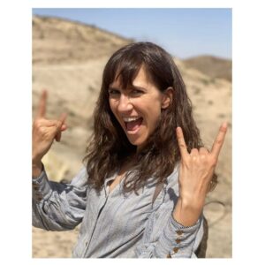 Aina Clotet Instagram - Esta foto fue tomada en Marruecos, justo después de que diéramos por buena la última toma de “Esto no es Suecia” y sintiera que, literalmente, había subido el Everest. Rodeada del mejor equipo, había conseguido co-dirigir, protagonizar y co-producir una serie que me había llevado mucho tiempo. Todavía faltaba toda la pospo (y no sabía todavía lo dura y exigente que sería 😅), así que estaba pletórica. 

Y con esta emoción me despido del 2023, un año que también ha sido marcado por otros proyectos con los que me siento profundamente agradecida. He trabajado con grandes directoras y directores que me han inspirado mucho y he podido hacer realidad un proyecto al cual llevaba muchos años poniéndole mucho de amor, trabajo y dedicación, @noessuecia. Así que gracias de todo corazón a tanta gente bonita que me ha ayudado y con la que me he cruzado el 2023.🥹

Y la última foto es para dar las gracias en especial al team @funicularfilms. Mi casa creativa, mi familia profesional. Love u.

Que el 2024 nos lleve mucha salud, amor y creatividad! ⭐️

------

Aquesta foto és al Marroc, just desprès que donéssim per bona l'última presa d’ “Això no és Suècia” i sentís que, literalment, havia pujat l'Everest. Envoltada del millor equip, havia aconseguit co-dirigir, protagonitzar i co-produir una sèrie que m'havia portat molt de temps. Encara faltava tota la pospo (i no sabia encara com de dura i exigent seria 😅), així que estava pletòrica.

I amb aquesta emoció m'acomiado del 2023, un any que també ha estat marcat per altres projectes pels quals em sento profundament agraïda.

He treballat amb grans directores i directors que m’han inspirat molt i he pogut fer realitat un projecte al qual portava molts anys posant-li molt d’amor, feina i dedicació, @noessuecia. Així que gràcies de tot cor a tanta gent bonica que m’ha ajudat i amb la que mhe creuat el 2023.🥹

I la última foto és per donar les gràcies en especial al team @funicularfilms. La meva casa creativa, la meva família professional. Love u molt.

Que el 2024 ens porti molta salut, amor i creativitat! ⭐️