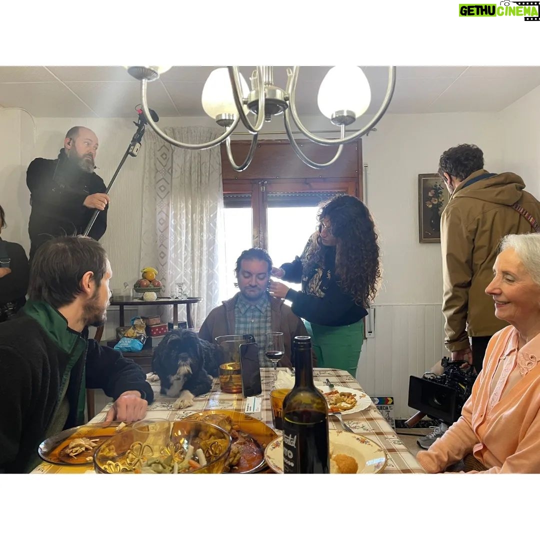 Aina Clotet Instagram - Bon Nadal. 🎁🎄 Avui LA FAMÍLIA, capítol 5 a @som3cat Més adequat impossible 😉 Que gaudiu molt, de tot. Els meus millors desitjos. --- Feliz Navidad. 🎁🎄 Hoy LA FAMILIA, capítulo 5. Más adecuado imposible 😉 Que disfruteis mucho, de todo. Mis mejores deseos. @noessuecia #EstoNoEsSuecia #AixòNoÉsSuècia