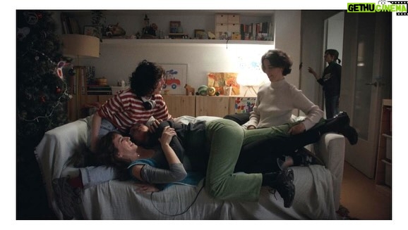 Aina Clotet Instagram - Avui CAPÍTOL 4: EL SEXE ⭐️ Un petit test;) 1. Les 4 directores assajant una escena del cap 4, sabeu quina 😉? 2. I aquesta? Quina escena assajava? 3. El primer dia que van arribar a Barcelona la Liv i la Ia (Ánnika i Frida) per fer assajos. Jo encara rossa perquè estava acabant de rodar “El cuerpo en llamas”. 4. Preparació escena de la platja. 5. Congelades de fred post-escena platja/pluja. Espero que el disfruteu!!!! 🔥 CASTELLANO: Un pequeño test sobre el episodio 4: 1- ¿qué escena estamos coreografíando las 4 directoras? 2- ¿que escena estaba ensayando? 3- El primer día que llegaron a Barcelona Liv e Ia (Ánnika y Frida) para realizar ensayos. Yo todavía rubia porque estaba acabando de rodar “El cuerpo en llamas”. 4. Preparación escena de la playa. 5. Congeladas de frío post-escena playa/lluvia. GRACIAS POR TODOS LOS COMENTARIOS PRECIOSOS QUE ESTOY RECIBIENDO, ME HACE MUY FELIZ QUE LA SERIE OS ESTÉ LLEGANDO❤️❤️❤️❤️ Disponible en @rtveplay