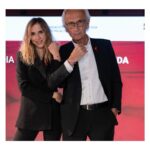 Aina Clotet Instagram - DIA MUNDIAL CONTRA LA SIDA Us vull explicar una cosa que em fa molta il.lusió: durant la pandèmia la meva filla i jo, que estàvem confinades lluny al Hierro, vam fer una manualitat de coronavirus per enviar com a senyal d’ànims al meu pare, el Dr.Clotet. I aquella petita creació infantil es va decidir convertir en una polsera solidària per col.laborar amb el @yomecorono. I ara ja fa temps que està disponible a la pàgina web (joemcorono.com) per tothom qui vulgui col.laborar. Ara portar la polsera significa recordar totes les persones afectades per la síndrome de la Covid persistent i ajudar en la recerca. Us animo molt a comprar-ne o regalar-ne una. ❣️ 🎈🎈🎈🎈🎈🎈 Quiero contaros una cosa que me hace mucha ilusión: durante la pandemia mi hija y yo, que estábamos confinadas en el Hierro, hicimos una manualidad de coronavirus para enviar como señal de ánimo a mi padre, el Dr.Clotet. Y esa pequeña creación infantil se decidió convertir en una pulsera solidaria para colaborar con la investigación y el @yomecorono. Y ahora ya hace tiempo que está disponible en la página web (yomecorono.com) para quien quiera colaborar. Ahora llevar la pulsera significa recordar todas las personas afectadas por el síndrome de la Covid persistente y ayudar a la investigación. Os animo mucho a comprar/regalar una. GRACIAS. ❣️ #fightinginfeccions @flsida 📷 by @carlotaserarols