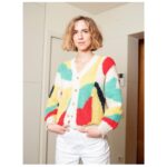 Aina Clotet Instagram - (Petit joc pel dia de lliure disposició a les escoles) Interior. Día. Una chica se arregla para no salir de su casa. Se viste de blanco, como si se olvidara por unos momentos que tiene hijos, y que, además, hoy no van al cole. ¿Alguna propuesta de cómo acaba? ¿Es previsible el final? 📷 @kikupinol ✨
