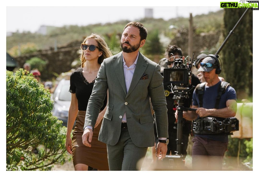 Aina Clotet Instagram - HIERRO T2 ya tiene fecha de estreno. Qué emoción ver el resultado de un rodaje tan especial. Volver a ver la isla mágica, que fue mi hogar durante tantos meses (con el primer confinamiento incluido) y a la panda talentosa de actores con los que tuve el enorme privilegio de trabajar. Gracias una vez más a los Coira , @jorgecoira #pepecoira, @ara_gonda y la familia @portocabo @movistarplus Os esperamos en @movistarplus en FEBRERO 2021. 💥 Isla de El Hierro