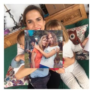 Aina Clotet Instagram - Happy mother’s day. 
El confinamiento ha puesto a todas las madres/padres contra las cuerdas. Así que más que nunca feliz día de las maaaadreeeeeessss!!!! I a la meva l’enyoro mooolt! Ganes d’abraçades com aquesta.

#ànims #ánimo 💪🏻♥️