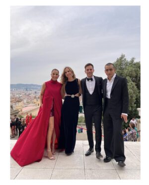 Aina Clotet Instagram - PEOPLE IN RED 2022 🎈

Des de molt petita he vist i viscut els impressionants esforços per recaptar fons per la recerca de l’equip de @fundaciolluita liderat pel meu pare, el Dr.Bonaventura Clotet.

Desde muy pequeña he visto y vivido el impresionante esfuerzo que implica recaudar fondos para investigar en ciencia del equipo @fundaciolluita liderado por mi padre, el Dr.Clotet. 

Gràcies a tot@s per la solidaritat. 
Gracias a tod@s por la solidaridad.

Y sobretodo gracias a tod@s los investigador@es y trabajador@es de la sanidad por el fundamental trabajo que hacéis.

✨ Special thanks to: 
@bulgari 
@cristinatamboreroatelier 
@newlookbarcelona 

@peopleinredgala @yomecorono @fundaciolluita ❤️