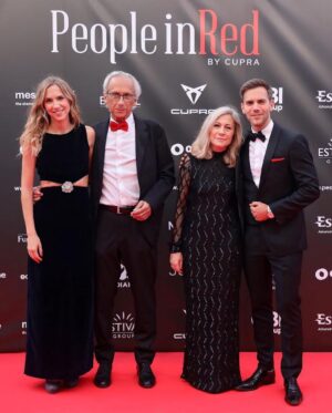 Aina Clotet Instagram - PEOPLE IN RED 2022 🎈

Des de molt petita he vist i viscut els impressionants esforços per recaptar fons per la recerca de l’equip de @fundaciolluita liderat pel meu pare, el Dr.Bonaventura Clotet.

Desde muy pequeña he visto y vivido el impresionante esfuerzo que implica recaudar fondos para investigar en ciencia del equipo @fundaciolluita liderado por mi padre, el Dr.Clotet. 

Gràcies a tot@s per la solidaritat. 
Gracias a tod@s por la solidaridad.

Y sobretodo gracias a tod@s los investigador@es y trabajador@es de la sanidad por el fundamental trabajo que hacéis.

✨ Special thanks to: 
@bulgari 
@cristinatamboreroatelier 
@newlookbarcelona 

@peopleinredgala @yomecorono @fundaciolluita ❤️
