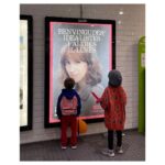Aina Clotet Instagram - (4 anys) Aaah….vale, aquest és el premi d’Europa… vale… (7 anys) Què fas amb l’ull? Estàs com una mica guenya, no? Benvingudes els millors piropos. Molt aviat #aixònoéssuècia al @som3cat i @rtveplay ---- (4 años) Aaah…..vale, este es el premio de Europa… vale… (7 años) ¿Que haces con el ojo? ¿Estás como un poco bizca, no? Bienvenides los mejores piropos. Muy pronto #EstoNoEsSuecia en @som3cat y @rtveplay 📷 by @davidruano_fotografia