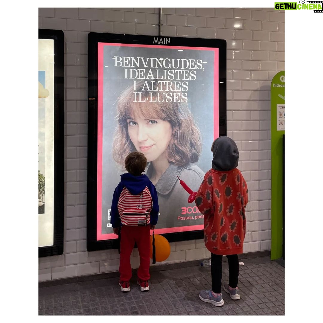 Aina Clotet Instagram - (4 anys) Aaah….vale, aquest és el premi d’Europa… vale… (7 anys) Què fas amb l’ull? Estàs com una mica guenya, no? Benvingudes els millors piropos. Molt aviat #aixònoéssuècia al @som3cat i @rtveplay ---- (4 años) Aaah…..vale, este es el premio de Europa… vale… (7 años) ¿Que haces con el ojo? ¿Estás como un poco bizca, no? Bienvenides los mejores piropos. Muy pronto #EstoNoEsSuecia en @som3cat y @rtveplay 📷 by @davidruano_fotografia