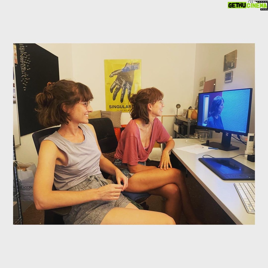Aina Clotet Instagram - SPRINT FINAL #AixònoésSuècia #EstonoesSuecia #ThisisnotSweden Muchas ganas de compartir esta serie con la que llevamos trabajando 4 años. @ariadna.risu y yo nos estamos mimetizando terminando de montar el episodio 8. Las montadoras de todos los demás episodios han sido #ElenaRuiz y #AinaCalleja. Equipo de cracks. Y no me olvido de @oriol.mo como segundo montador y @angelafcb como ayudante, maravilla ✨ COMING SOON