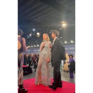 Aina Clotet Instagram - Ayer celebramos en los @premiosferoz que ESTO NO ES SUECIA estaba nominada a mejor serie de comedia 🇫🇮⭐️ y fue muy bonito. 

También pude celebrar al lado del equipazo de EL CUERPO EN LLAMAS, también nominada. 🔥

Gracias. 🥹

Y mil gracias a @tot_hom por este lookazo. Me sentí con todo el power. 💥

El outfit masculino corre a cargo de @manteleria_ (que han creado el look como si Lía y Max hubieran rebentado a Sam)

#Feroz2024 @premiosferoz