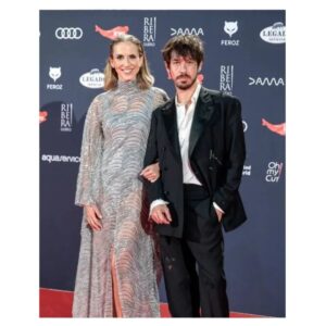 Aina Clotet Instagram - Ayer celebramos en los @premiosferoz que ESTO NO ES SUECIA estaba nominada a mejor serie de comedia 🇫🇮⭐️ y fue muy bonito. 

También pude celebrar al lado del equipazo de EL CUERPO EN LLAMAS, también nominada. 🔥

Gracias. 🥹

Y mil gracias a @tot_hom por este lookazo. Me sentí con todo el power. 💥

El outfit masculino corre a cargo de @manteleria_ (que han creado el look como si Lía y Max hubieran rebentado a Sam)

#Feroz2024 @premiosferoz