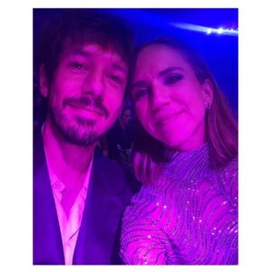 Aina Clotet Instagram - Ayer celebramos en los @premiosferoz que ESTO NO ES SUECIA estaba nominada a mejor serie de comedia 🇫🇮⭐️ y fue muy bonito. 

También pude celebrar al lado del equipazo de EL CUERPO EN LLAMAS, también nominada. 🔥

Gracias. 🥹

Y mil gracias a @tot_hom por este lookazo. Me sentí con todo el power. 💥

El outfit masculino corre a cargo de @manteleria_ (que han creado el look como si Lía y Max hubieran rebentado a Sam)

#Feroz2024 @premiosferoz