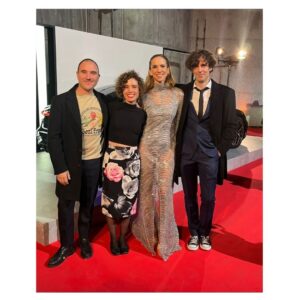 Aina Clotet Instagram - Ayer celebramos en los @premiosferoz que ESTO NO ES SUECIA estaba nominada a mejor serie de comedia 🇫🇮⭐️ y fue muy bonito. 

También pude celebrar al lado del equipazo de EL CUERPO EN LLAMAS, también nominada. 🔥

Gracias. 🥹

Y mil gracias a @tot_hom por este lookazo. Me sentí con todo el power. 💥

El outfit masculino corre a cargo de @manteleria_ (que han creado el look como si Lía y Max hubieran rebentado a Sam)

#Feroz2024 @premiosferoz