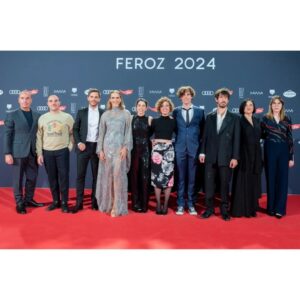 Aina Clotet Instagram - Ayer celebramos en los @premiosferoz que ESTO NO ES SUECIA estaba nominada a mejor serie de comedia 🇫🇮⭐️ y fue muy bonito. 

También pude celebrar al lado del equipazo de EL CUERPO EN LLAMAS, también nominada. 🔥

Gracias. 🥹

Y mil gracias a @tot_hom por este lookazo. Me sentí con todo el power. 💥

El outfit masculino corre a cargo de @manteleria_ (que han creado el look como si Lía y Max hubieran rebentado a Sam)

#Feroz2024 @premiosferoz