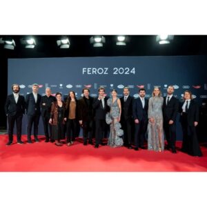 Aina Clotet Instagram - Ayer celebramos en los @premiosferoz que ESTO NO ES SUECIA estaba nominada a mejor serie de comedia 🇫🇮⭐️ y fue muy bonito. También pude celebrar al lado del equipazo de EL CUERPO EN LLAMAS, también nominada. 🔥 Gracias. 🥹 Y mil gracias a @tot_hom por este lookazo. Me sentí con todo el power. 💥 El outfit masculino corre a cargo de @manteleria_ (que han creado el look como si Lía y Max hubieran rebentado a Sam) #Feroz2024 @premiosferoz