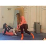 Aina Clotet Instagram - Ahir es va acabar d’emetre el 8è i darrer episodi d’AIXÒ NO ÉS SUECIA! Quin viatge amigues 🥹 🎁 Us regalo una quants vídeos dels assajos! GRÀCIES INFINITES PER TOTS ELS MISSATGES BONICS QUE M’HEU ENVIAT 🩵