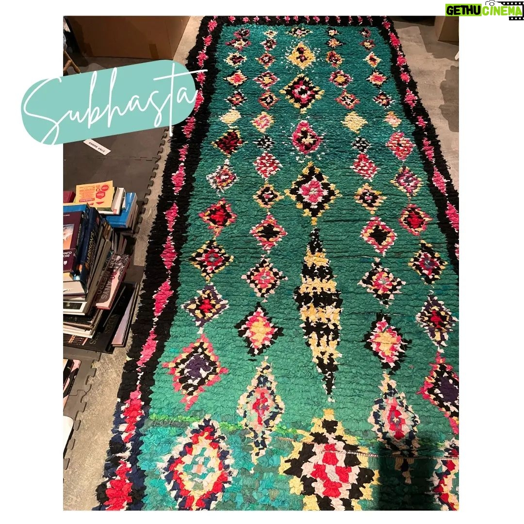 Aina Clotet Instagram - CAP INFANT SENSE JOGUINA. SUBHASTA!!! Em fa molta il·lusió contribuir a la subhasta solidària del @capnensj amb una de les catifes que apareixen a 'Això no és Suècia'. Va ser una de les que vaig comprar després del rodatge i que ja podeu licitar per ella enviant Whatsapp al 648 83 43 78 i demà a partir de les 19:20 i fins la matinada durant el programa especial de @sercatalunya. Tots els diners recaptats serviran per transformar en somriures el matí de Reis de moltes nenes i nens. PD: Llisca el post per veure una escena eliminada del CAPÍTOL 1. Al final la vam fer més curta, però la Mariana es presentava així, explicant el seu projecte de catifes, i fent un live en directe ;) La vam rodar en 2 idiomes (català i castellà) com moltes de les trames que tenen dues versions originals. El rodatge al Marroc va ser molt bonic, liderat per la meva estimada @labaldo i per un equip local de primera. --- NINGÚN NIÑO SIN JUGUETE. SUBASTA!!! Me hace mucha ilusión contribuir a la subasta solidaria del @capnensj con una de las alfombras que aparecen a 'Esto no es Suecia'. Fue una de las que compré después del rodaje y que ya podéis licitar por ella enviando Whatsapp al 648 83 43 78 y mañana a partir de las 19:20 y hasta la madrugada durante el programa especial de @sercatalunya. Todo el dinero recaudado servirá para transformar en sonrisas la mañana de Reyes de muchas niñas y niños. PD: Desliza el post para ver una escena eliminada del CAPÍTULO 1. Al final la hicimos más corta, pero Mariana se presentaba así, explicando su proyecto de alfombras, y haciendo un live en directo ;) La rodamos en 2 idiomas (catalán y castellano) como muchas de las tramas que tienen dos versiones originales. El rodaje en Marruecos fue muy bonito, liderado por mi querida @labaldo y por un equipo local de primera. @noessuecia @funicarfilms @nanoukfilms @marc_clotet