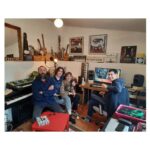 Aina Clotet Instagram - Lo que aprendí y disfruté trabajando con los músicos de la serie es uno de los mejores regalos del 2023. La música de ESTO NO ES SUECIA la cuidamos muchísimo, tenía que acompañar el complejo tono de la serie: esta mezcla de humor, tensión y drama. Y Remate y Guillermo Farré se entregaron en cuerpo y alma, siempre dispuestos a probar más, a ir más allá, a jugar. Gracias infinitas @composer_remate Remate y @wildhoney por haber compuesto esta maravilla de banda sonora ❤️‍🩹 ----- Tot el que vaig aprendre i gaudir treballant amb els músics de la sèrie és un dels millors regals del 2023. La música d'AIXÒ NO ÉS SUÈCIA la vam cuidar moltíssim, havia d'acompanyar el to complex de la sèrie: aquesta barreja d'humor, tensió i drama. I el Remate i el Guillermo Farré es van entregar en cos i ànima, sempre disposats a provar més, a anar més enllà, a jugar. Gràcies infinites @composer_remate i @wildhoney per haver composat aquesta meravella de banda sonora❤️‍🩹 #AixòNoÉsSuècia #EstoNoEsSuecia