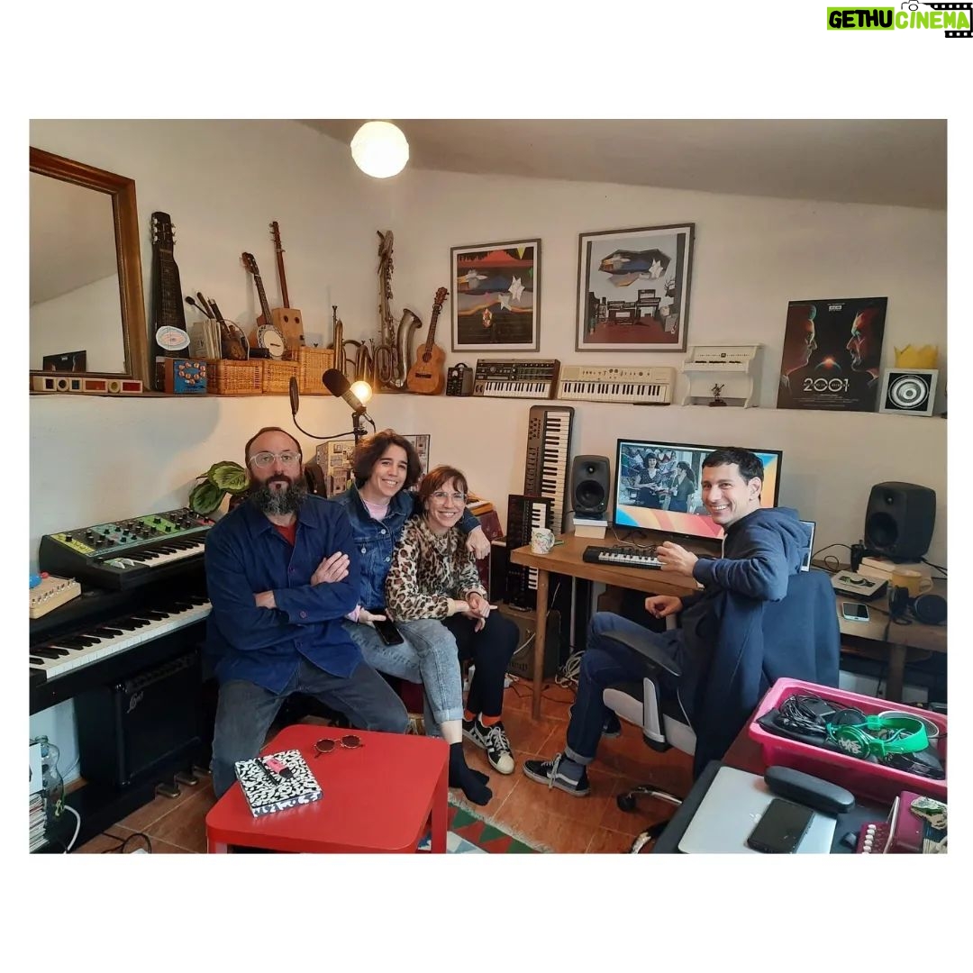 Aina Clotet Instagram - Lo que aprendí y disfruté trabajando con los músicos de la serie es uno de los mejores regalos del 2023. La música de ESTO NO ES SUECIA la cuidamos muchísimo, tenía que acompañar el complejo tono de la serie: esta mezcla de humor, tensión y drama. Y Remate y Guillermo Farré se entregaron en cuerpo y alma, siempre dispuestos a probar más, a ir más allá, a jugar. Gracias infinitas @composer_remate Remate y @wildhoney por haber compuesto esta maravilla de banda sonora ❤️🩹 ----- Tot el que vaig aprendre i gaudir treballant amb els músics de la sèrie és un dels millors regals del 2023. La música d'AIXÒ NO ÉS SUÈCIA la vam cuidar moltíssim, havia d'acompanyar el to complex de la sèrie: aquesta barreja d'humor, tensió i drama. I el Remate i el Guillermo Farré es van entregar en cos i ànima, sempre disposats a provar més, a anar més enllà, a jugar. Gràcies infinites @composer_remate i @wildhoney per haver composat aquesta meravella de banda sonora❤️🩹 #AixòNoÉsSuècia #EstoNoEsSuecia