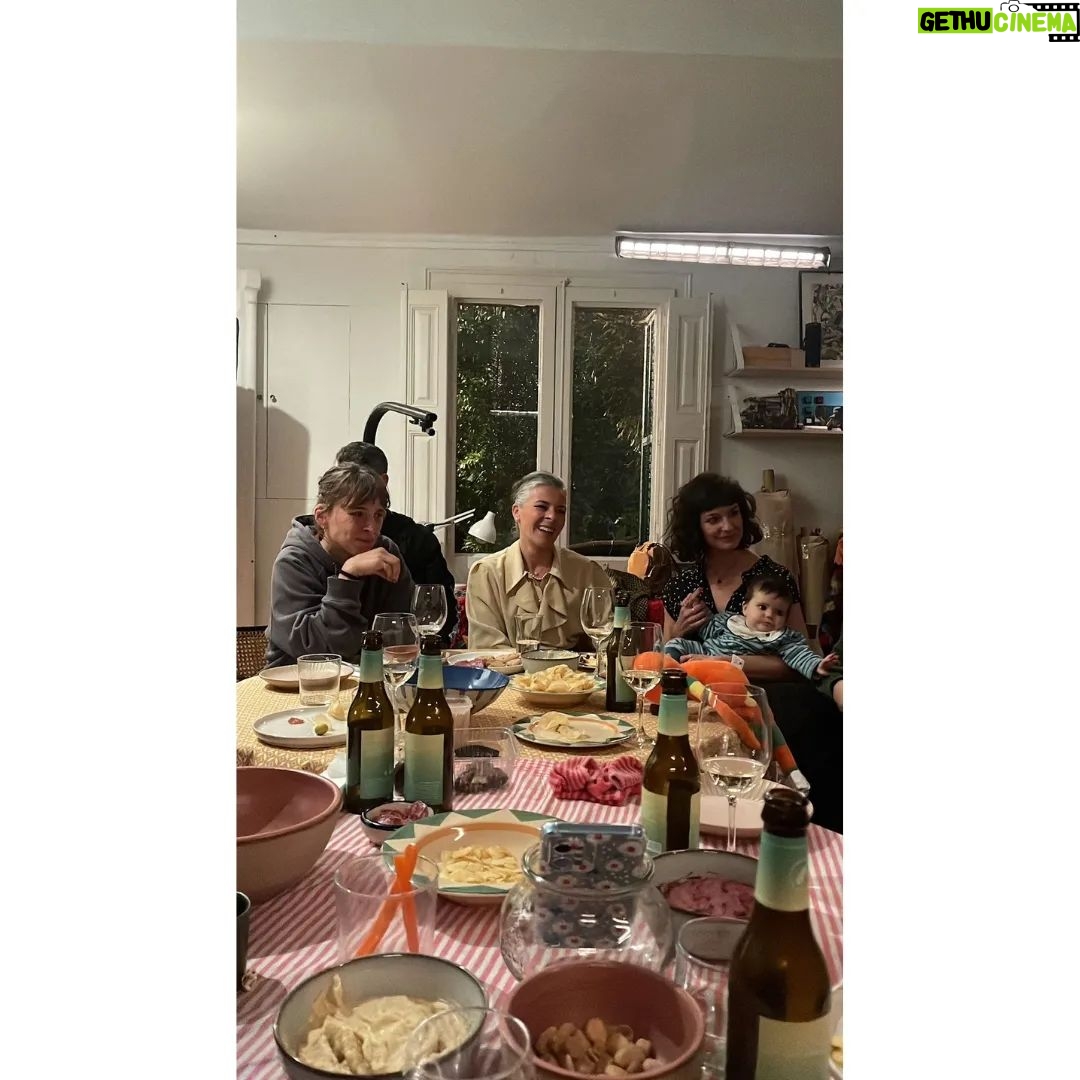 Aina Clotet Instagram - Bon Nadal. 🎁🎄 Avui LA FAMÍLIA, capítol 5 a @som3cat Més adequat impossible 😉 Que gaudiu molt, de tot. Els meus millors desitjos. --- Feliz Navidad. 🎁🎄 Hoy LA FAMILIA, capítulo 5. Más adecuado imposible 😉 Que disfruteis mucho, de todo. Mis mejores deseos. @noessuecia #EstoNoEsSuecia #AixòNoÉsSuècia