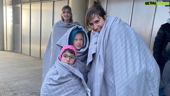 Aina Clotet Instagram - Avui CAPÍTOL 4: EL SEXE ⭐️ Un petit test;) 1. Les 4 directores assajant una escena del cap 4, sabeu quina 😉? 2. I aquesta? Quina escena assajava? 3. El primer dia que van arribar a Barcelona la Liv i la Ia (Ánnika i Frida) per fer assajos. Jo encara rossa perquè estava acabant de rodar “El cuerpo en llamas”. 4. Preparació escena de la platja. 5. Congelades de fred post-escena platja/pluja. Espero que el disfruteu!!!! 🔥 CASTELLANO: Un pequeño test sobre el episodio 4: 1- ¿qué escena estamos coreografíando las 4 directoras? 2- ¿que escena estaba ensayando? 3- El primer día que llegaron a Barcelona Liv e Ia (Ánnika y Frida) para realizar ensayos. Yo todavía rubia porque estaba acabando de rodar “El cuerpo en llamas”. 4. Preparación escena de la playa. 5. Congeladas de frío post-escena playa/lluvia. GRACIAS POR TODOS LOS COMENTARIOS PRECIOSOS QUE ESTOY RECIBIENDO, ME HACE MUY FELIZ QUE LA SERIE OS ESTÉ LLEGANDO❤️❤️❤️❤️ Disponible en @rtveplay