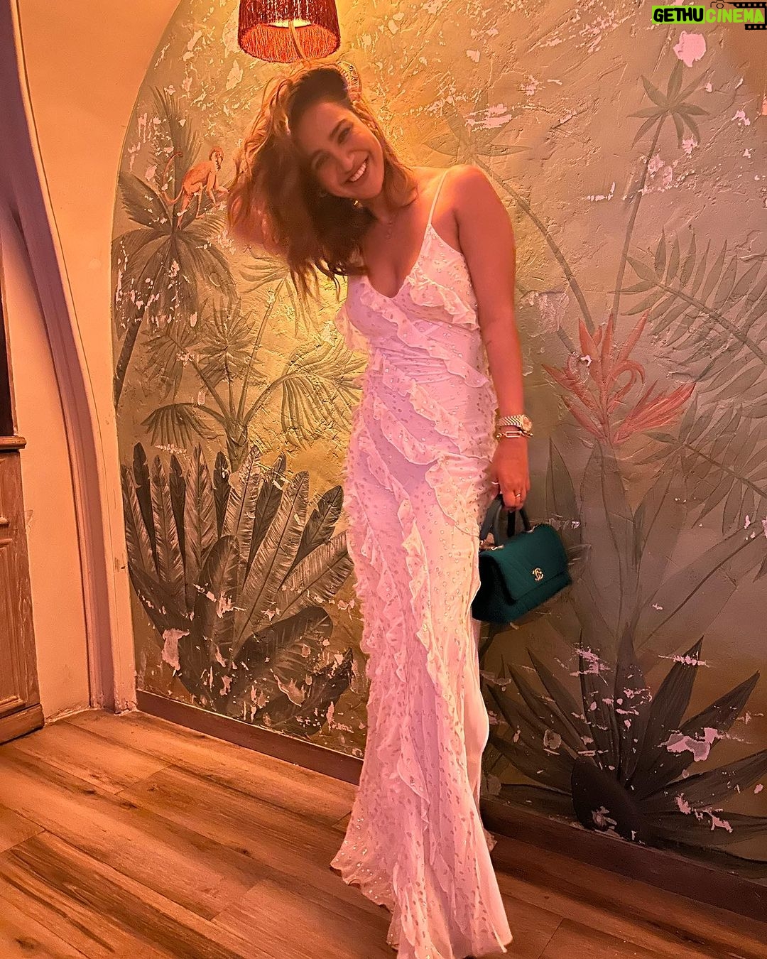 Aisha Sharma Instagram - Life isn’t perfect but your outfit can be 🤗 #nofilterneeded