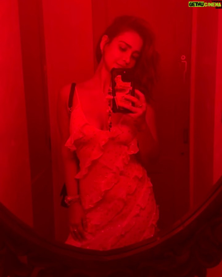 Aisha Sharma Instagram - Life isn’t perfect but your outfit can be 🤗 #nofilterneeded
