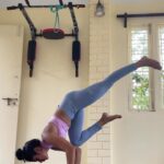 Aishwarya Krishnan Instagram - Flying to the moon 🌙 . . . . . . . . . . . . . . . . . . . #reels #reelsinstagram #reelitfeelit #flying #yoga #yogi #yogaposes #oneleggedcrow #oneleggedcrowpose #core #balance #corestrength #strengthtraining #personaltrainer #personaltraining #womenfitness #kolkatafitness #fitnessmotivation #pushyourself Southern Avenue