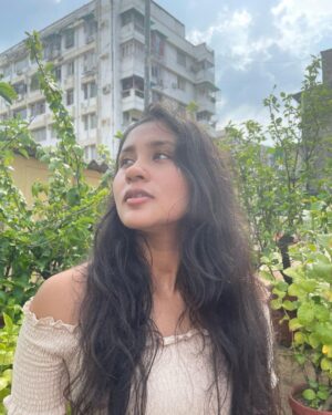 Aishwarya Krishnan Instagram - 🐽

(Subtly showing off my nose piercing, subtly I hope 😋)

#instapic #instagood #suntan #tanned #messyhair #home #sunbath #sunlight #vitamind