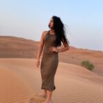 Aishwarya Krishnan Instagram - Live. #travel #vacation #traveldiaries #dubai #dubaivacation #familyvacation #trainer #desert #desertsafari #dubaidesert #dubaisesertsafari #pose #model #poser Desert Safari Dubai