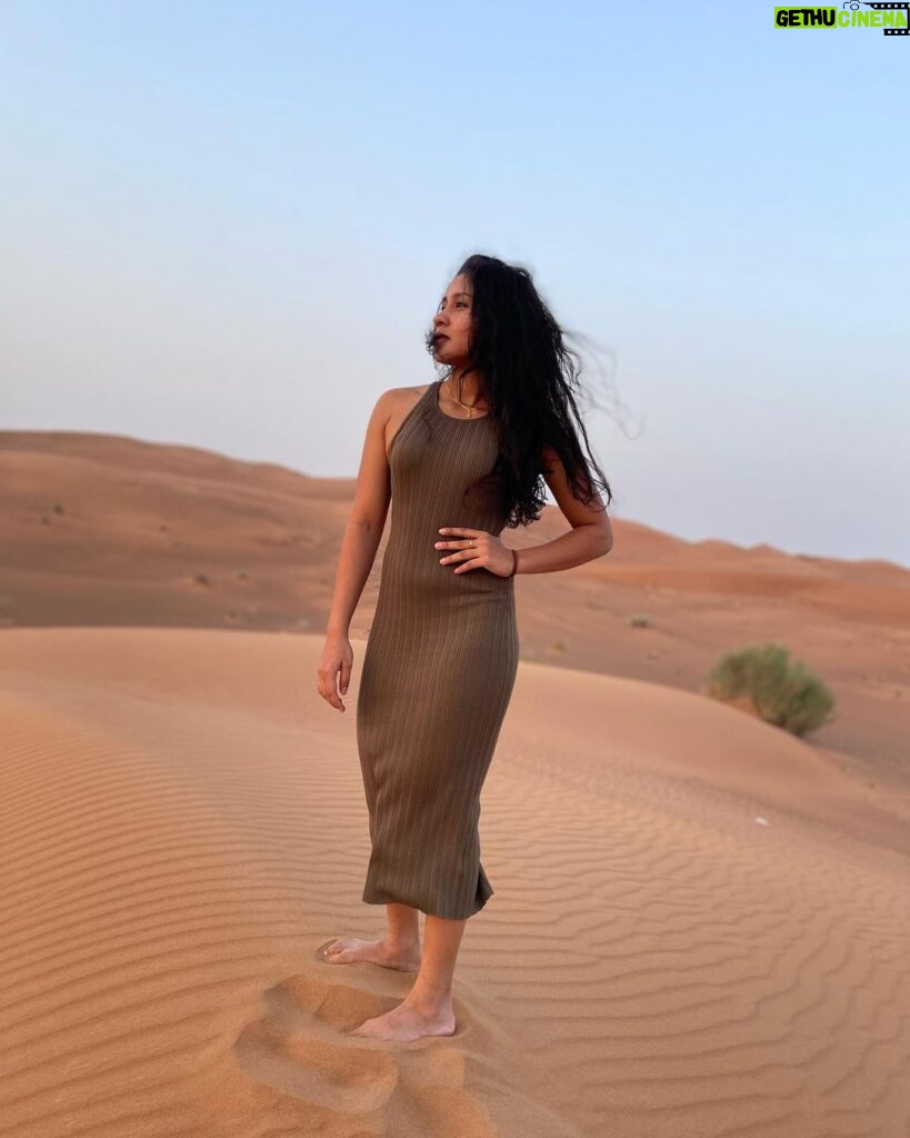 Aishwarya Krishnan Instagram - Live. #travel #vacation #traveldiaries #dubai #dubaivacation #familyvacation #trainer #desert #desertsafari #dubaidesert #dubaisesertsafari #pose #model #poser Desert Safari Dubai