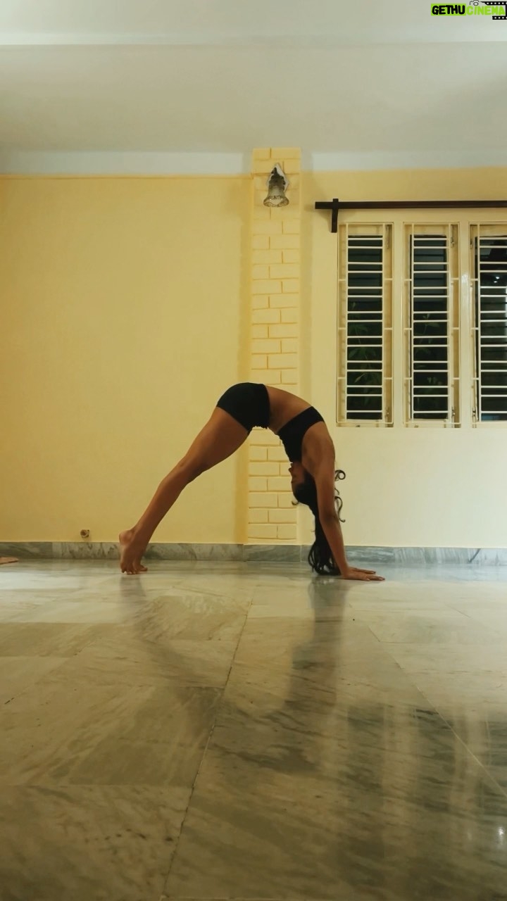 Aishwarya Krishnan Instagram - Hold me close and Hold me fast ๐ Spine Mobility Day tโwas ๐ #reels #reelsinstagram #reelitfeelit #reelskolkata #animalflow #flow #move #movement #movementismedicine #spinalwaves #functionaltraining #functionalmovement #personaltrainer #kolkatafitness #fitness #fitwomen #womenfitness