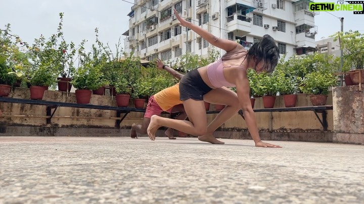 Aishwarya Krishnan Instagram - Rowers’ Flow Jam t’was 🚣♂️ #flow #animalflow #animalflowindia #animalflowinstructor #functionaltraining #rower #rowing #flowjam #move #movement #movementtraining #movementismedicine #primalpatterns #flexibility #strength #animalflowkolkata