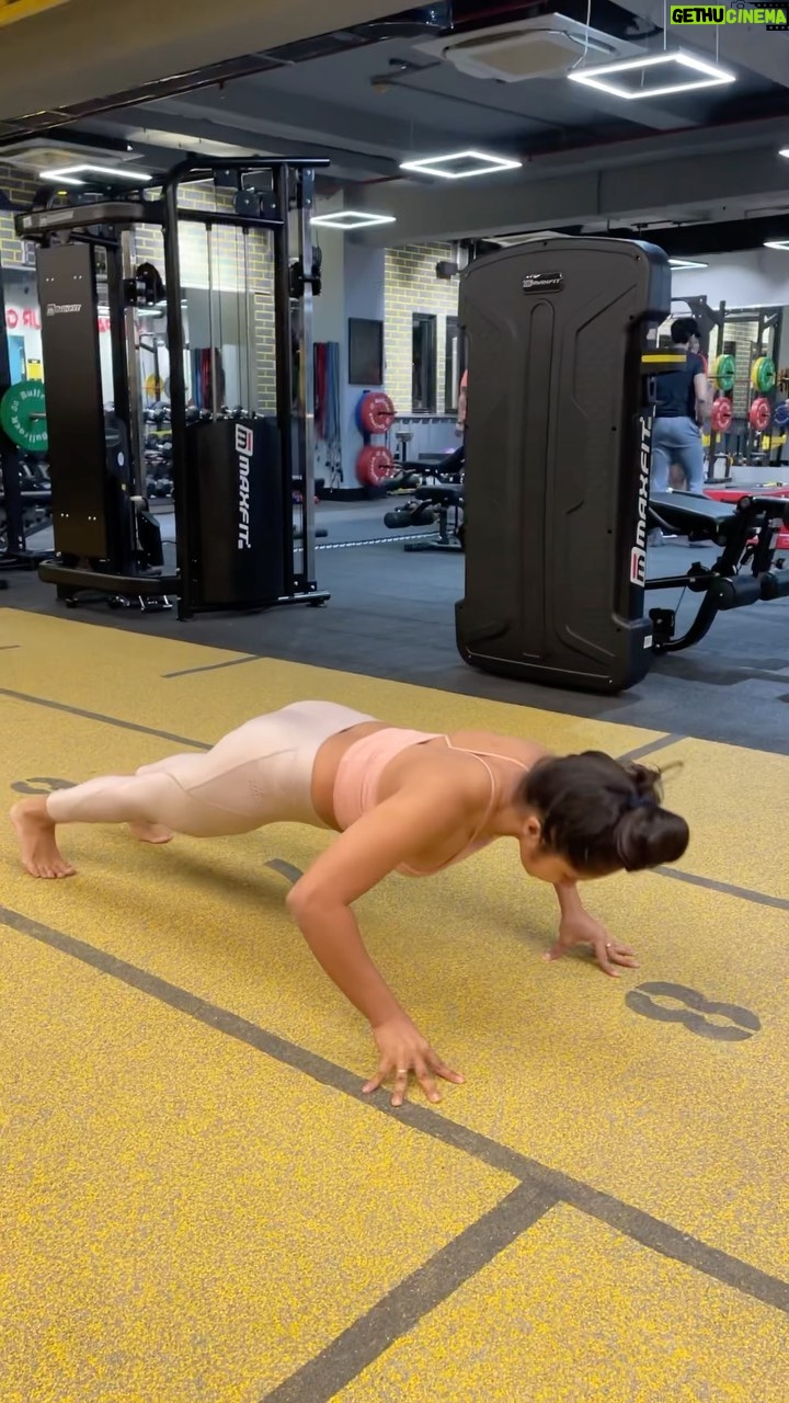 Aishwarya Krishnan Instagram - Push Upsssss π Wait for itttt!!! #reels #reelsinstagram #reelitfeelit #trend #tigini #trending #trendingreels #fitness #fitnessreels #pushups #personaltrainer #personaltraining #motivation #fitnessmotivation #womenfitness #fitwomen #fearlessmotivation #strength #strengthtraining ZEST - The Next Level