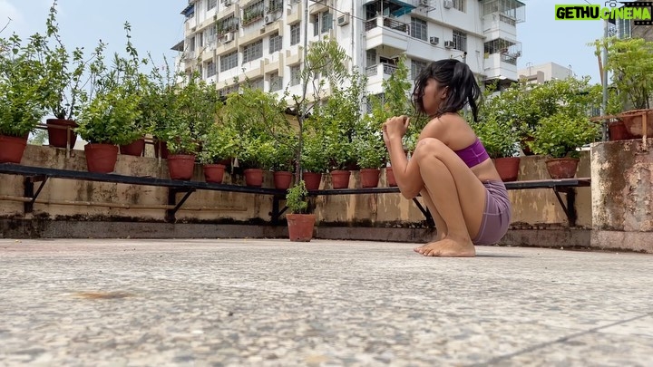 Aishwarya Krishnan Instagram - Working on some pace with my birdie friends 🐦 #animalflow #fitness #yoga #mobility #movement #animalflowofficial #movementculture #workout #calisthenics #flow #bodyweighttraining #strength #functionaltraining #training #personaltrainer #ocr #handstand #box #animalflowpractice #primalmovement