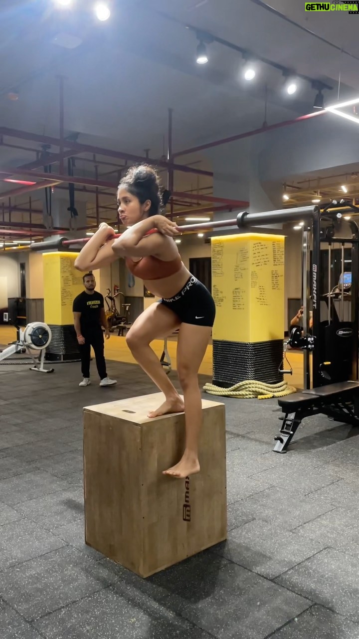 Aishwarya Krishnan Instagram - Always a Bar(bell)bie 🩷🫣 . . . . . . . . . . . . . #reels #reelsinstagram #barbie #fitness #pistolsquat #personaltrainer #strength #strengthtraining #move #movement #womenfitness