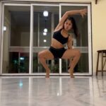 Aishwarya Krishnan Instagram - 🌸 🌸🌸 #animalflow #flow #gowiththeflow #fitness #movement #move #functionaltraining #reels #reelsinstagram #fitnessreels #reelitfeelit #personaltrainer #personaltraining #primalpatterns #animalmovement #movementismedicine #strength #coordination #core #flexibility #womenfitness
