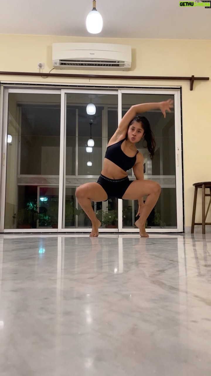 Aishwarya Krishnan Instagram - ๐ธ ๐ธ๐ธ #animalflow #flow #gowiththeflow #fitness #movement #move #functionaltraining #reels #reelsinstagram #fitnessreels #reelitfeelit #personaltrainer #personaltraining #primalpatterns #animalmovement #movementismedicine #strength #coordination #core #flexibility #womenfitness