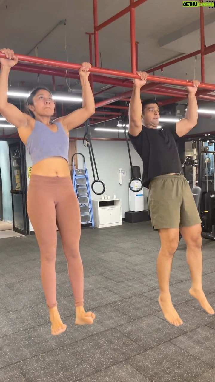 Aishwarya Krishnan Instagram - Couples that gym together, ace together π . . . . . . . . . #reels #reelsinstagram #reelitfeelit #fitnessreels #strengthtraining #couplegoals #personaltrainer #personaltraining #pullups #strongertogether #gymreels Kolkata - The City of Joy