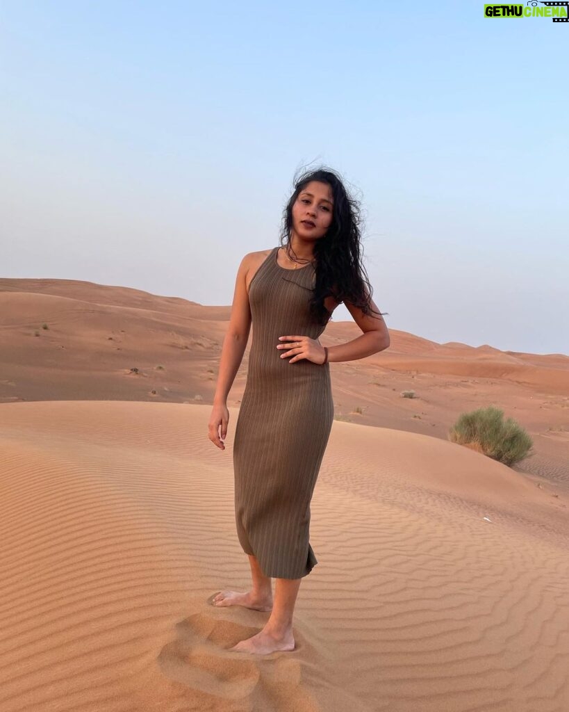 Aishwarya Krishnan Instagram - Live. #travel #vacation #traveldiaries #dubai #dubaivacation #familyvacation #trainer #desert #desertsafari #dubaidesert #dubaisesertsafari #pose #model #poser Desert Safari Dubai