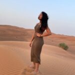 Aishwarya Krishnan Instagram - Live. #travel #vacation #traveldiaries #dubai #dubaivacation #familyvacation #trainer #desert #desertsafari #dubaidesert #dubaisesertsafari #pose #model #poser Desert Safari Dubai