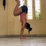 Aishwarya Krishnan Instagram - Aaaaand, it’s here 🥹 My first 11 seconds Tuck Balance Hold! This didn’t come easy at all. Endless falls, wrist pain, frustration, fatigue but it was all definitely worth it. The joy of setting a target for yourself and achieving it is the purest form of joy you can experience and well Add resilience, hard work/smart work and discipline to it. Like I always say, efforts never ever go to waste. Every bit counts. So never doubt and keep it going! 🙌 Also, special mention to my friend @utshob.mitra for motivating me and pushing me. Or maybe is it encouraging me (overestimating me) to achieve it within 3 weeks and I guess I did it 🙈 So thanks man ☺️ @animalflowofficial . . . . . . . . . #reels #reelsinstagram #ﬁtness #animalflow #personaltrainer #animalflowinstructor #strength #strengthtraining #tuckbalance #handstand #strengthtraining #strongwomen #womenfitness #kolkatafitness #movement #move #movementismedicine